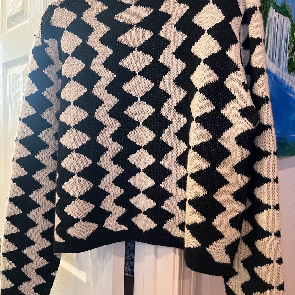 Black and cream sweater in medium it runs a bit big feels soft and not heavy